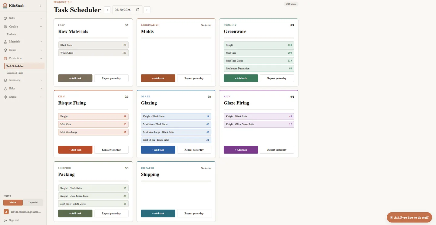 Planificador de tareas de KilnStack: tarjetas por etapa de producción —materias primas, moldes, formado, horneado, esmaltado, empaque y embarque— cada una con sus tareas del día y su avance.