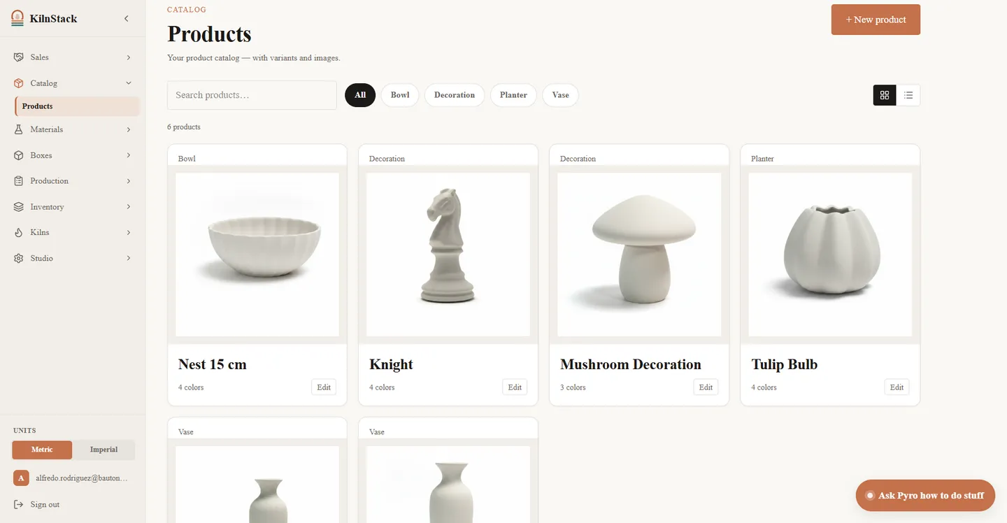 Catálogo de productos de KilnStack con las tarjetas de cada producto, su imagen, su categoría y el número de colores disponibles.
