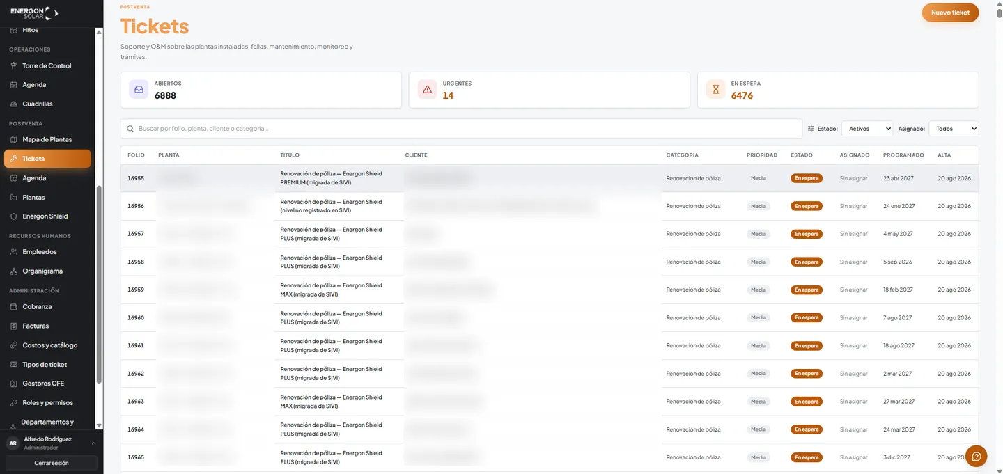 Mesa de tickets de postventa de Energon Solar: lista de solicitudes sobre las plantas instaladas con folio, título, categoría, prioridad, estado, responsable y fecha programada.